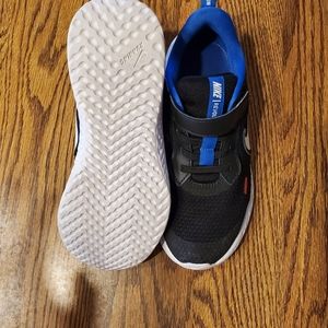 Nike revolution running shies